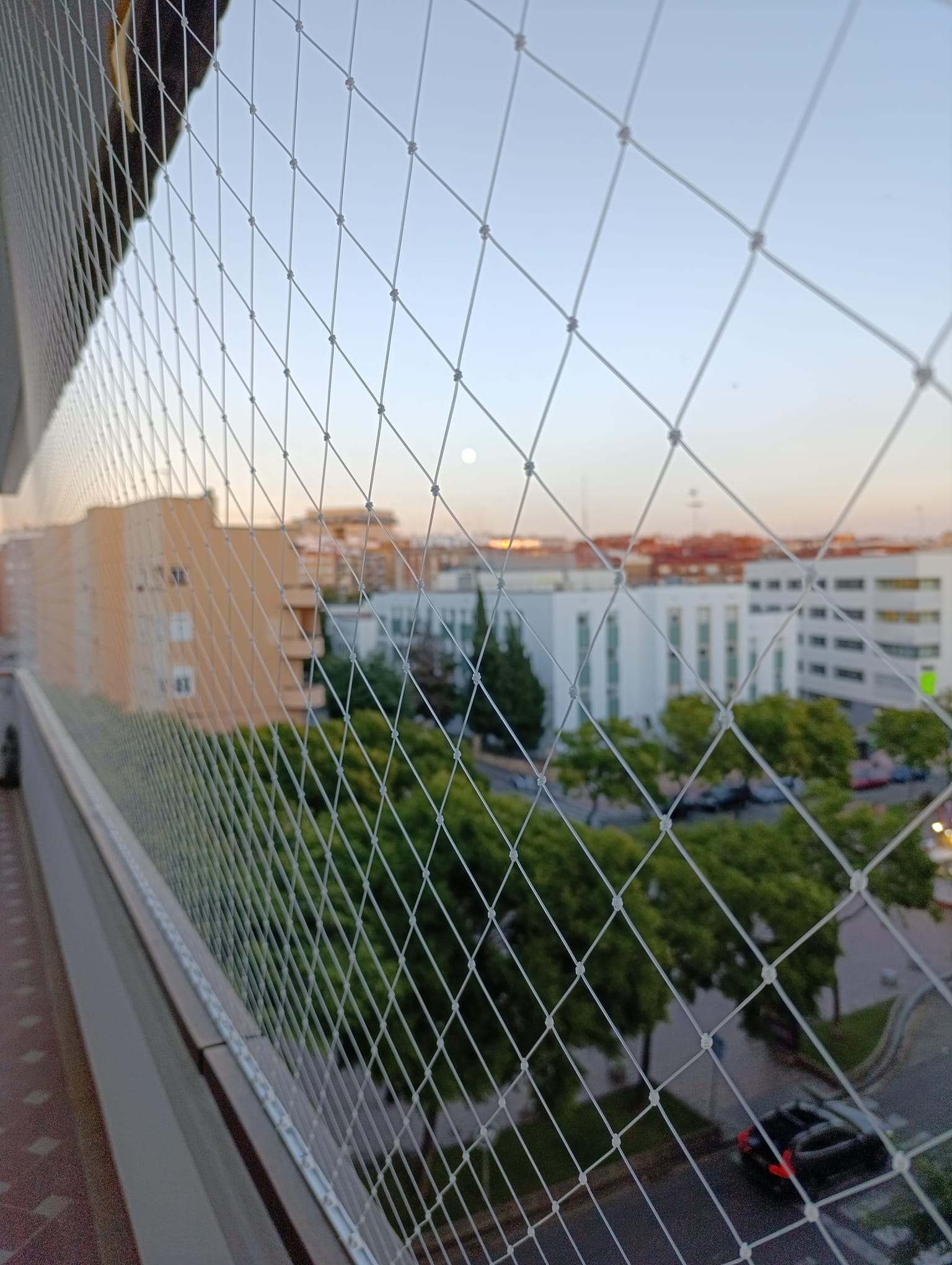 Red de protección para gatos en balcón con vistas panorámicas de Barcelona - SafeCats