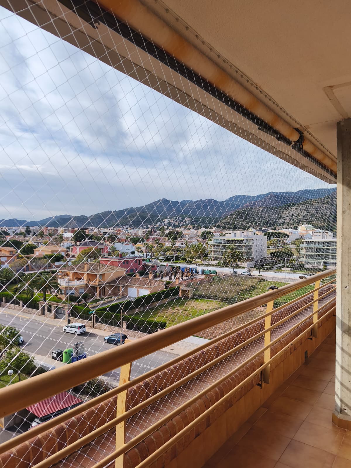 Instalación red gatos balcón con vistas montañas Castellón