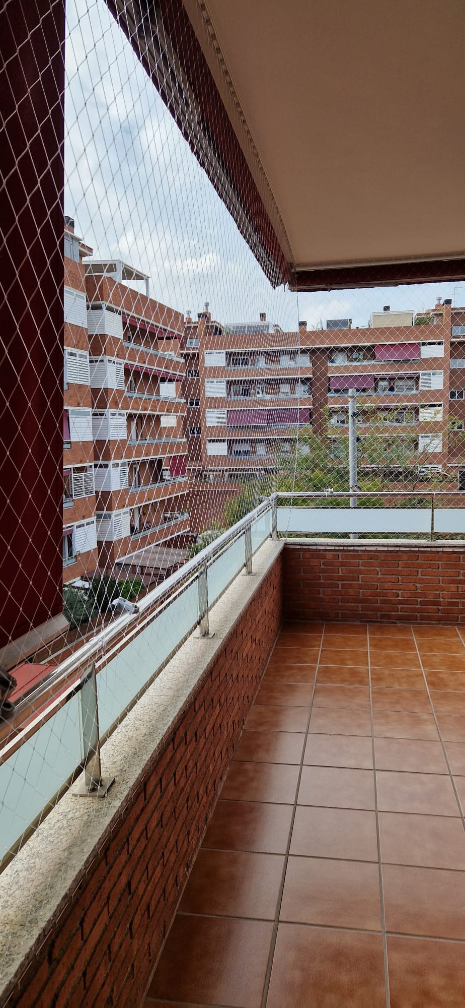 Red protección gatos balcón con barandilla cristal