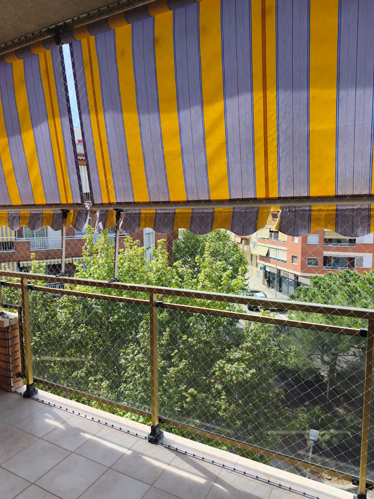 Red gatos balcón esquina con vistas a jardín Girona