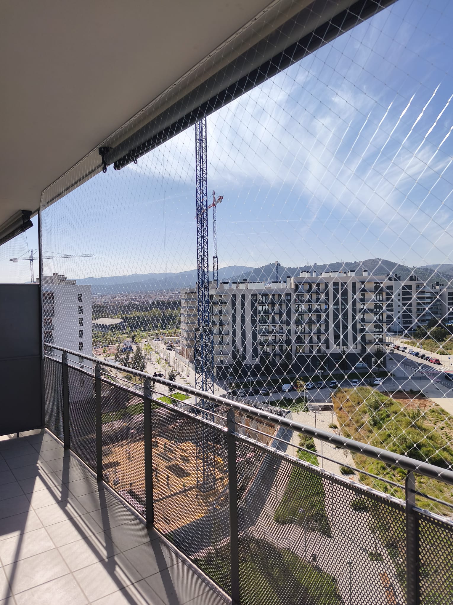 Red anticaída gatos balcón moderno con vistas a montañas Barcelona