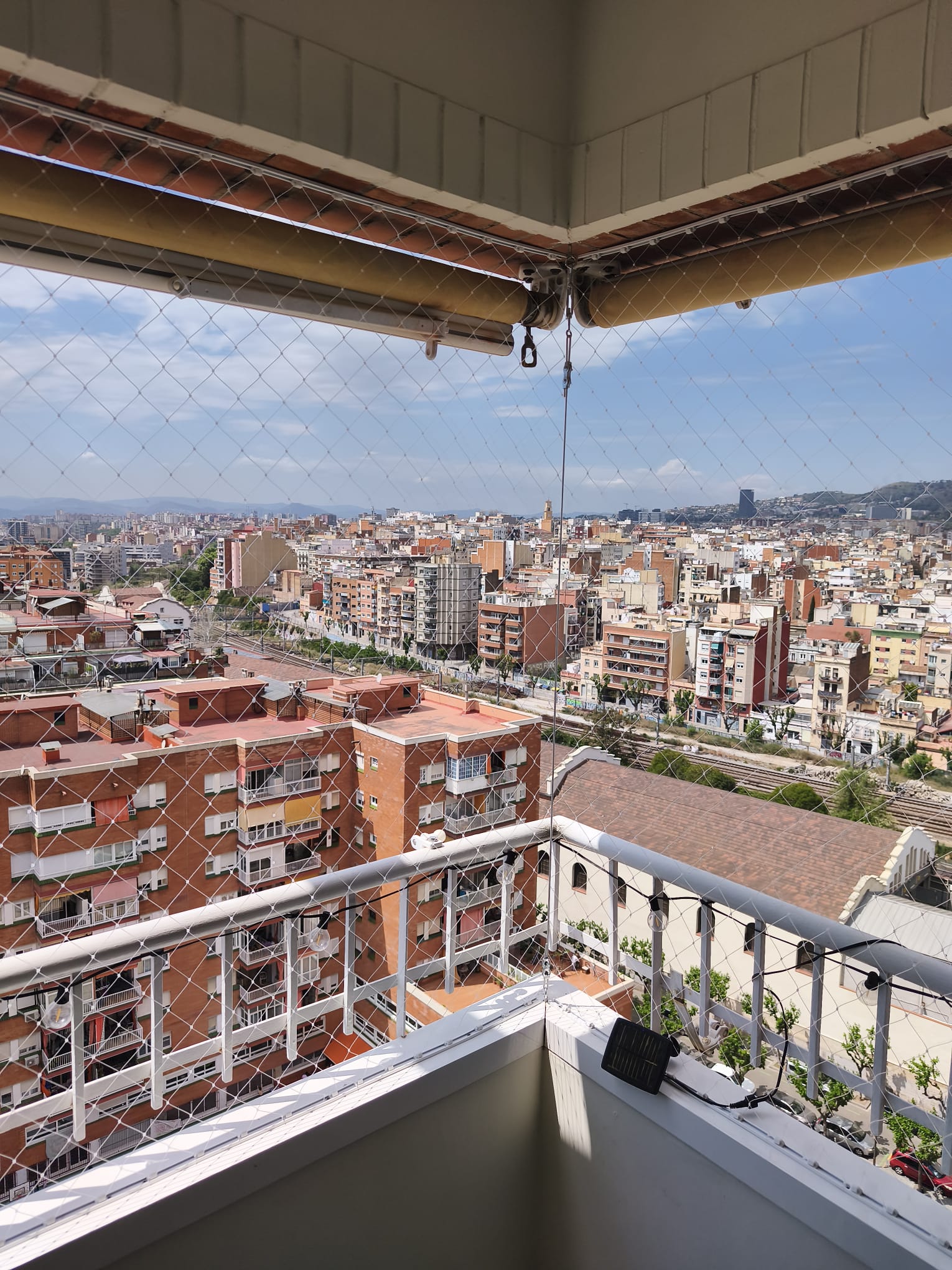 Red protección gatos balcón con toldo amarillo Barcelona